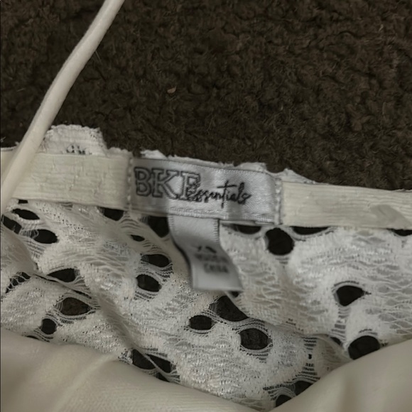 Elegant White Lace Crop Top - Picture 2 of 3